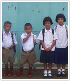 kinderen in school uniform